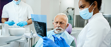 Un patient observe une radio avec son dentiste - MACSF