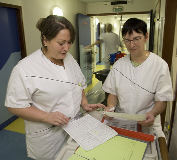 Deux agents hospitaliers dans le couloir de l'hôpital - MACSF