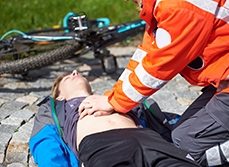 Un sauveteur fait un massage cardiaque a un cycliste accidenté - MACSF