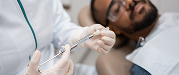 Le dentiste prépare l'injection pour l'anesthésie locale - MACSF