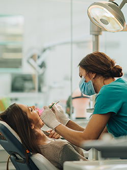 Une femme dentiste prodigue des soins à une patiente - MACSF