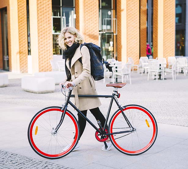 femme en velo prevention routiere MACSF