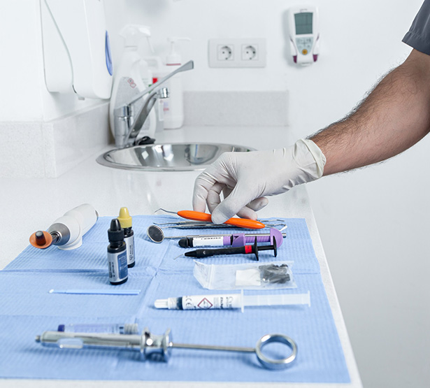 Le dentiste saisit un instrument sur la table - MACSF