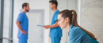 Un femme pensive est assise dans le couloir de l'hôpital - MACSF