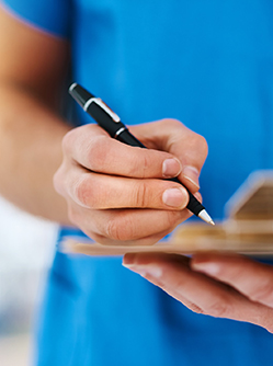 Une femme prend des notes - MACSF