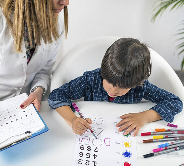 Une psychologue réalise des tests avec un enfant - MACSF