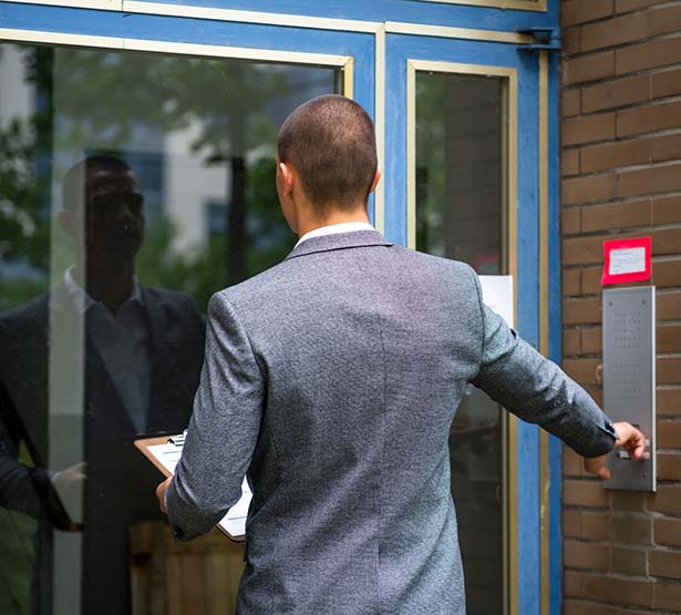 Huissier de justice devant la porte du cabinet médical - MACSF