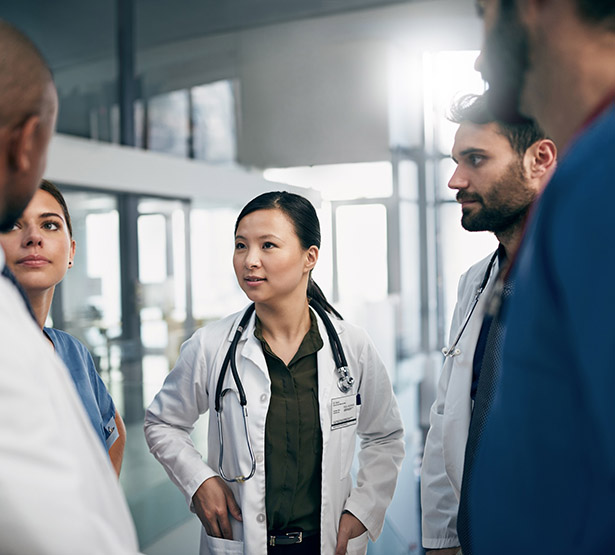 Un groupe d'internes en médecine discutent - MACSF