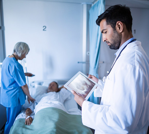 Un médecin observe une radio dans la chambre du patient - MACSF