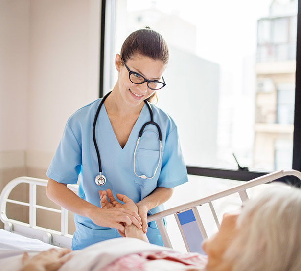 Une infirmière hospitalière prend le pouls d'une patiente alitée - MACSF