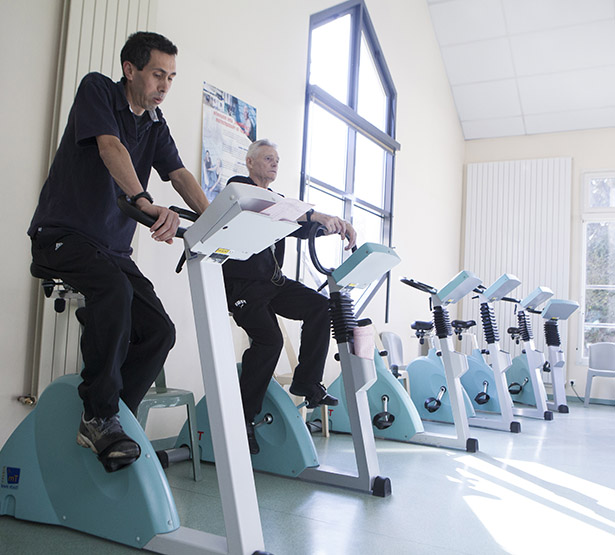 Deux hommes font du vélo dans une salle de sport - MACSF