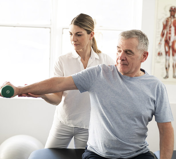 Une kinésithérapeute réalise des exercices avec son patient - MACSF