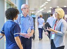 Des professionnels de santé discutent dans un hall - MACSF