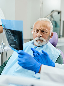 Un patient observe une radio avec son dentiste - MACSF