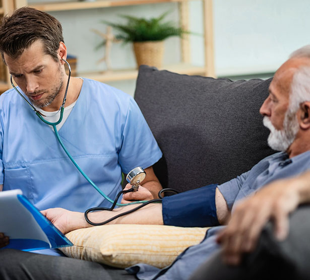 Un médecin prenant la tension d'un homme âgé - MACSF