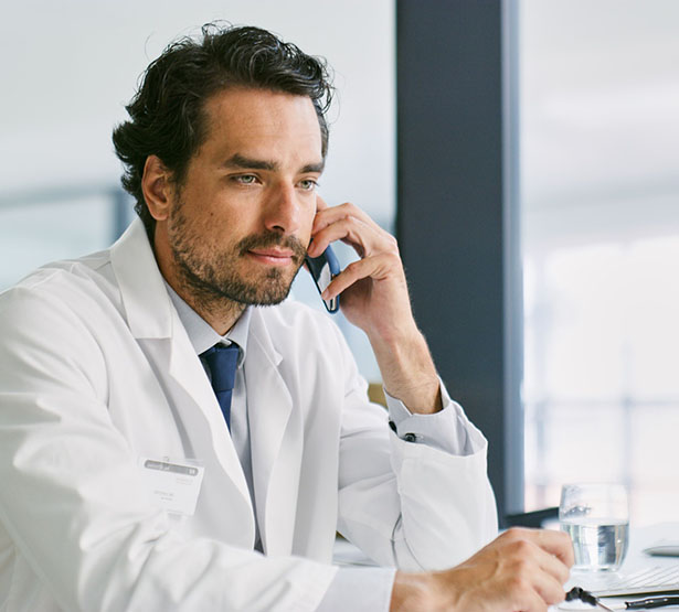 Un médecin répond au téléphone - MACSF