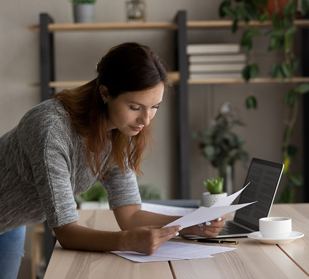 Une jeune femme lit un document - MACSF