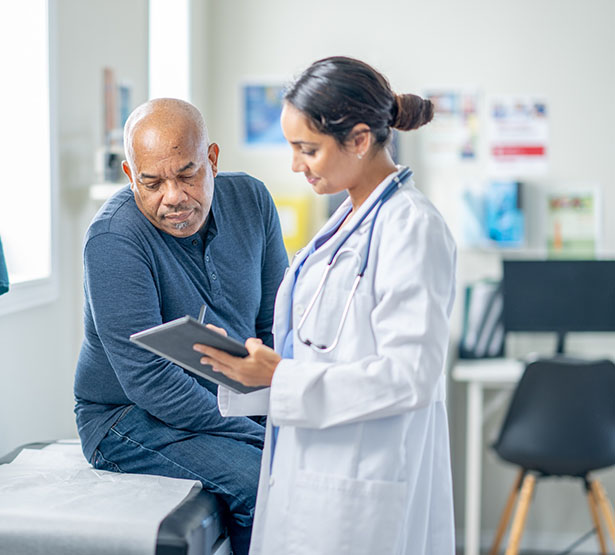 Une femme médecin apporte des explications à un patient - MACSF