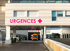 Une ambulance arrive au service des urgences - MACSF