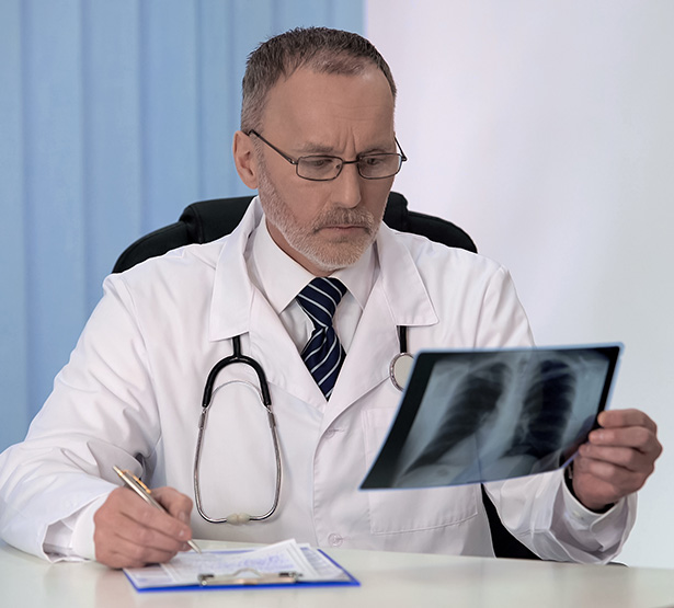 Un médecin examine une radiographie - MACSF