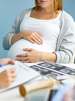 Une femme enceinte consulte un médecin - MACSF