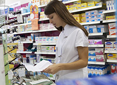 Une pharmacienne examine une ordonnance - MACSF
