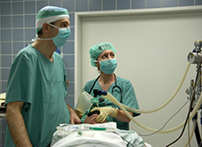 Une femme anesthésiste et un chirurgien avec un patient dans une salle d'opération - MACSF