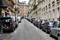 Voitures stationnées des deux côtés d'une rue - MACSF