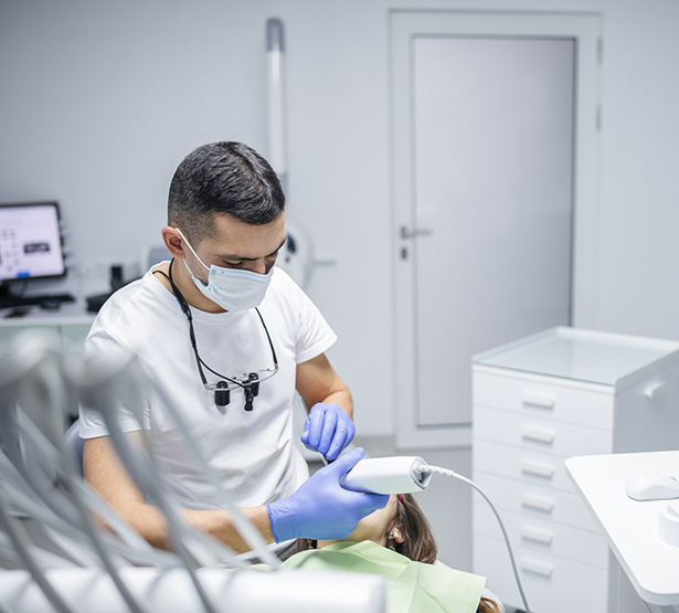 Un chirurgien-dentiste prodiguant des soins à une patiente - MACSF