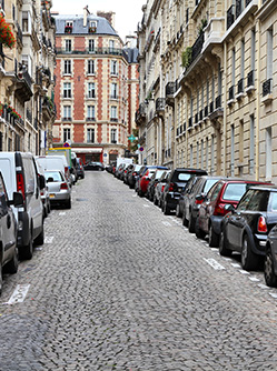 Voitures stationnées des deux côtés d'une rue - MACSF