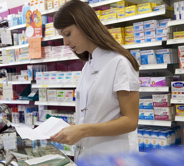 Une pharmacienne examine une ordonnance - MACSF