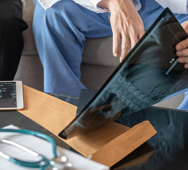 Deux professionnels de santé observent des clichés de radio - MACSF