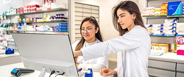Deux pharmaciennes consultent l'ordinateur - MACSF