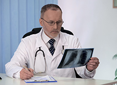 Un médecin examine une radiographie - MACSF