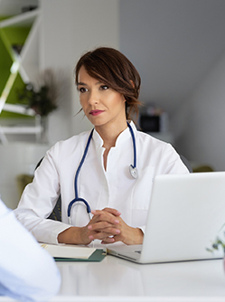 Une femme médecin écoute sa patiente - MACSF