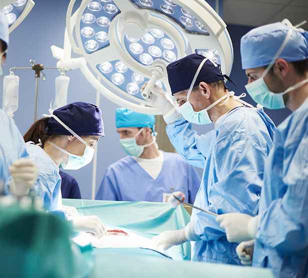 Une équipe médicale lors d'une intervention chirurgicale - MACSF
