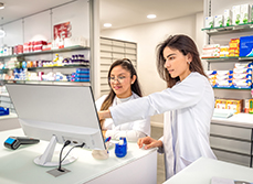Deux pharmaciennes consultent l'ordinateur - MACSF