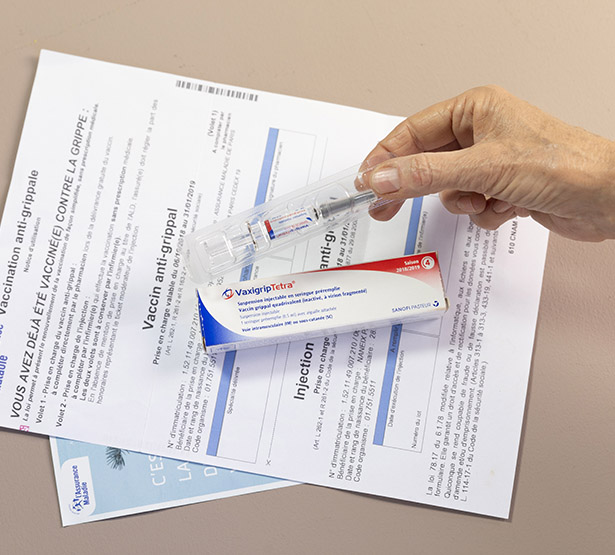 Un vaccin anti-grippal et son emballage posé sur un courrier de l'Assurance maladie - MACSF