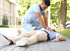 Un homme pratique un massage cardiaque dans la rue - MACSF