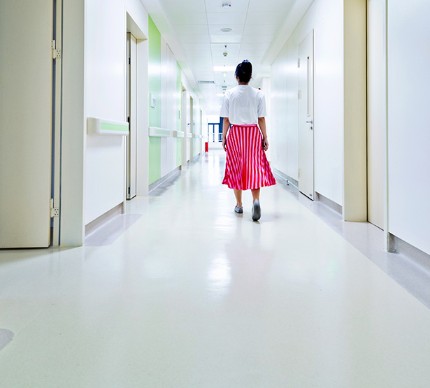 Une femme marche dans le couloir de l'hôpital - MACSF