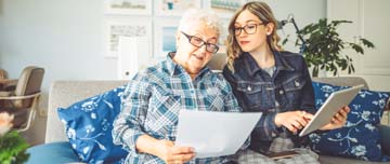 Les mesures de protections - une jeune femme aide sa mère à gérer ses biens l MACSF