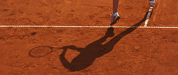 L'ombre d'une joueuse de tennis sur un court - MACSF