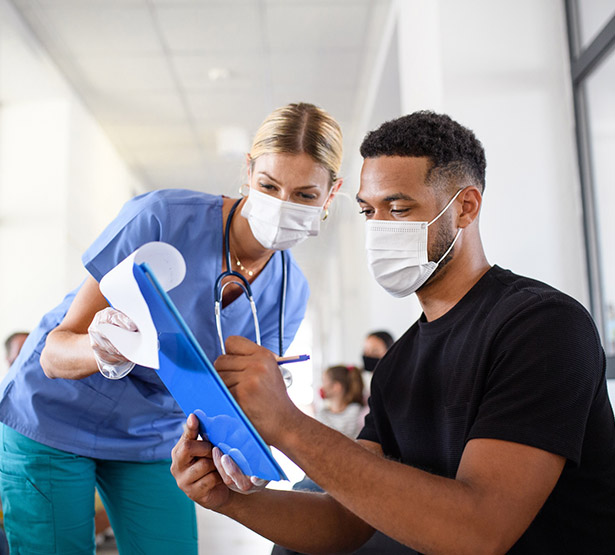 Une interne en médecine fait signé un document à un patient - MACSF