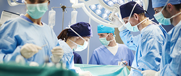 Une équipe médicale lors d'une intervention chirurgicale - MACSF