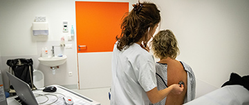 Une femme médecin ausculte une patiente - MACSF
