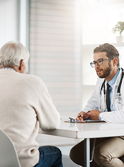 Un couple âgé en consultation avec le médecin - MACSF