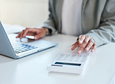 Une femme à son bureau - MACSF