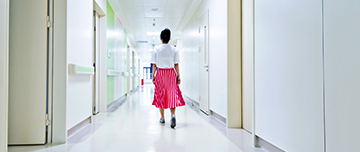 Une femme marche dans le couloir de l'hôpital - MACSF