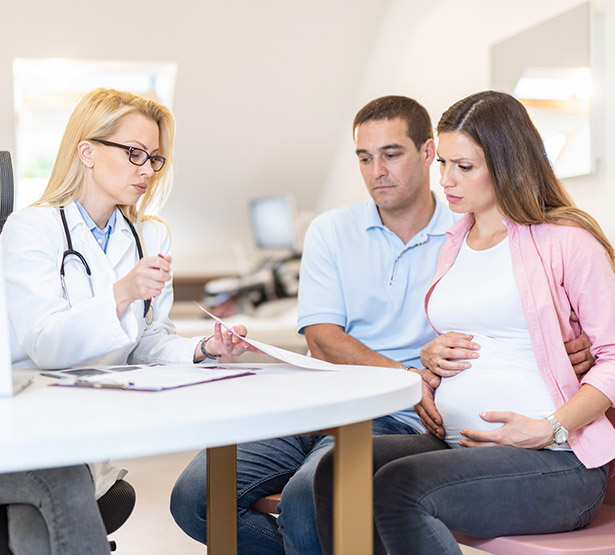 Une femme enceinte et son marie en consultation chez le médecin - MACSF