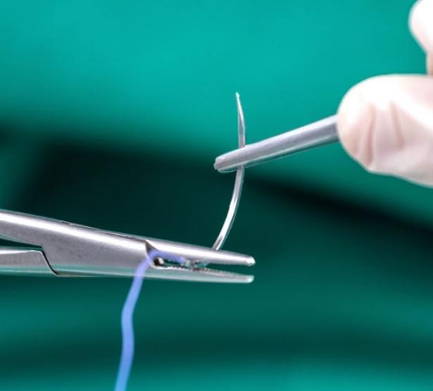 Kit de suture pour fermeture de plaies par sutures chirurgicales